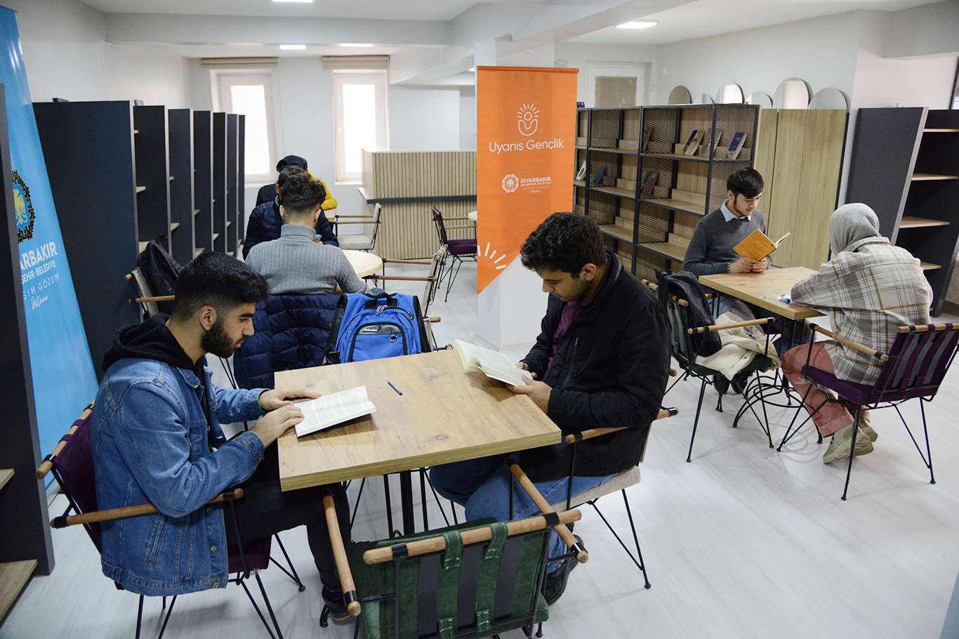 Diyarbakır'da gençlere ve çocuklara yeni ders çalışma mekanı Diyarbakır'da gençlere ve çocuklara yeni ders çalışma mekanı